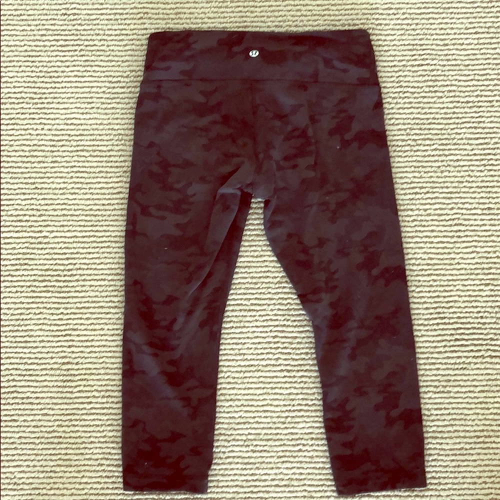 Black camo lululemon crop, regular rise